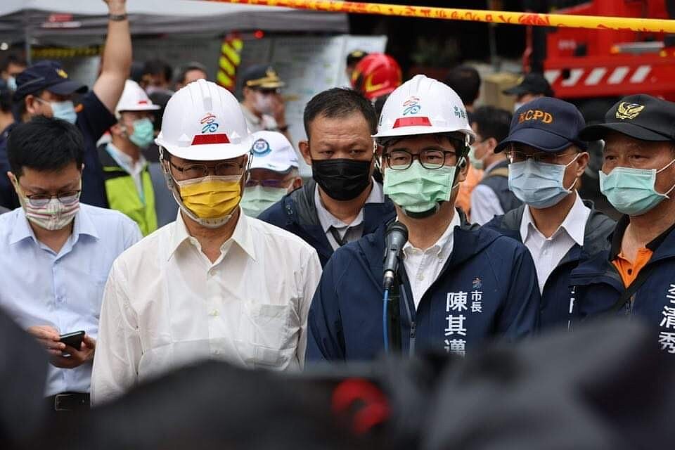 周四，官员在现场举行新闻发布会，期间高雄市长承诺进行彻底调查。