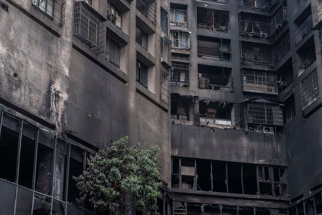 大楼被烧黑的墙壁。这场火灾较高的死亡人数已经引发了关于台湾老旧建筑安全标准宽松的质疑。