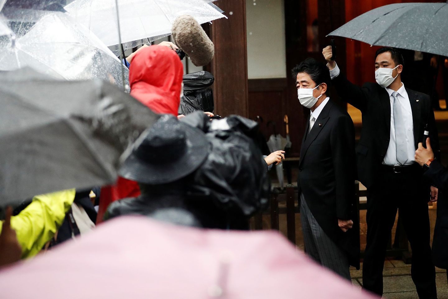 2021年8月15日，日本前首相安倍晋三在东京参拜靖国神社时接受媒体采访。（Reuters）