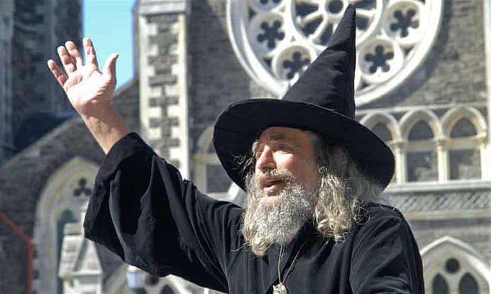 新西兰国家巫师88岁被开除，居民担心他下诅咒（组图） - 1