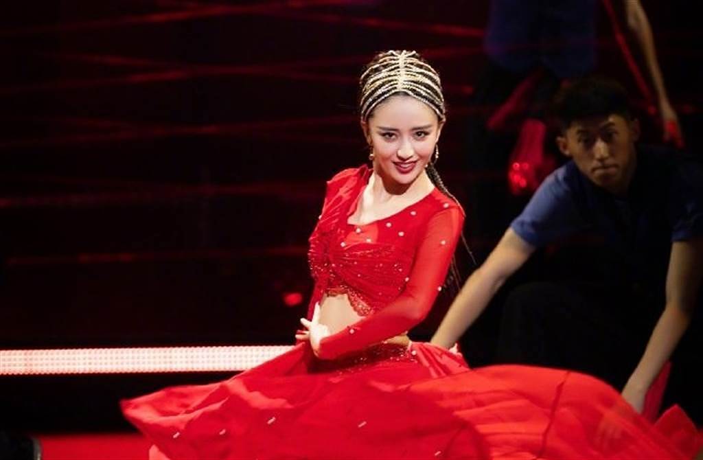 佟丽娅美貌惊人，被封为大陆演艺圈中的新疆四大美人。 (取自佟丽娅微博)