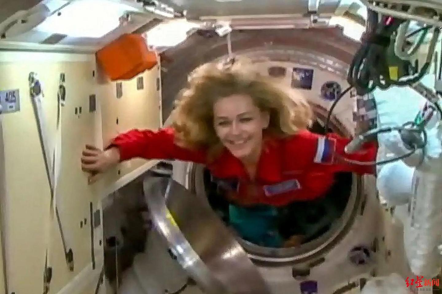 太空惊魂半小时，全球首个太空电影摄制组回地球了！俄女演员：有点伤感不想回来