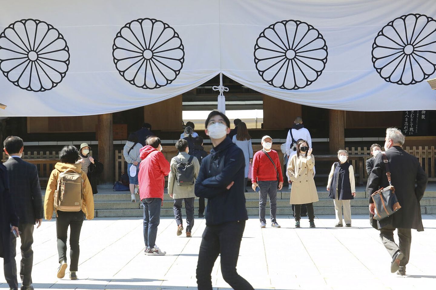图为2021年3月15日日本民众到访靖国神社。（AP）