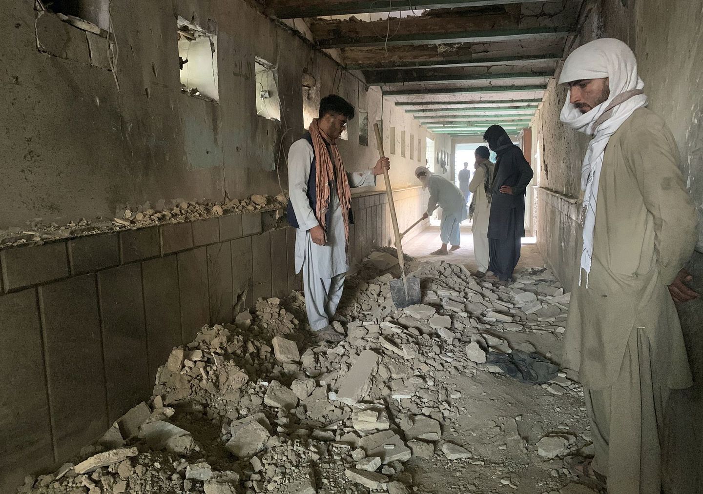 阿富汗局势仍未安定。图为2021年10月15日，阿富汗坎大哈省一清真寺发生自杀式炸弹袭击，清真寺事发后现场布满瓦砾。（AP）