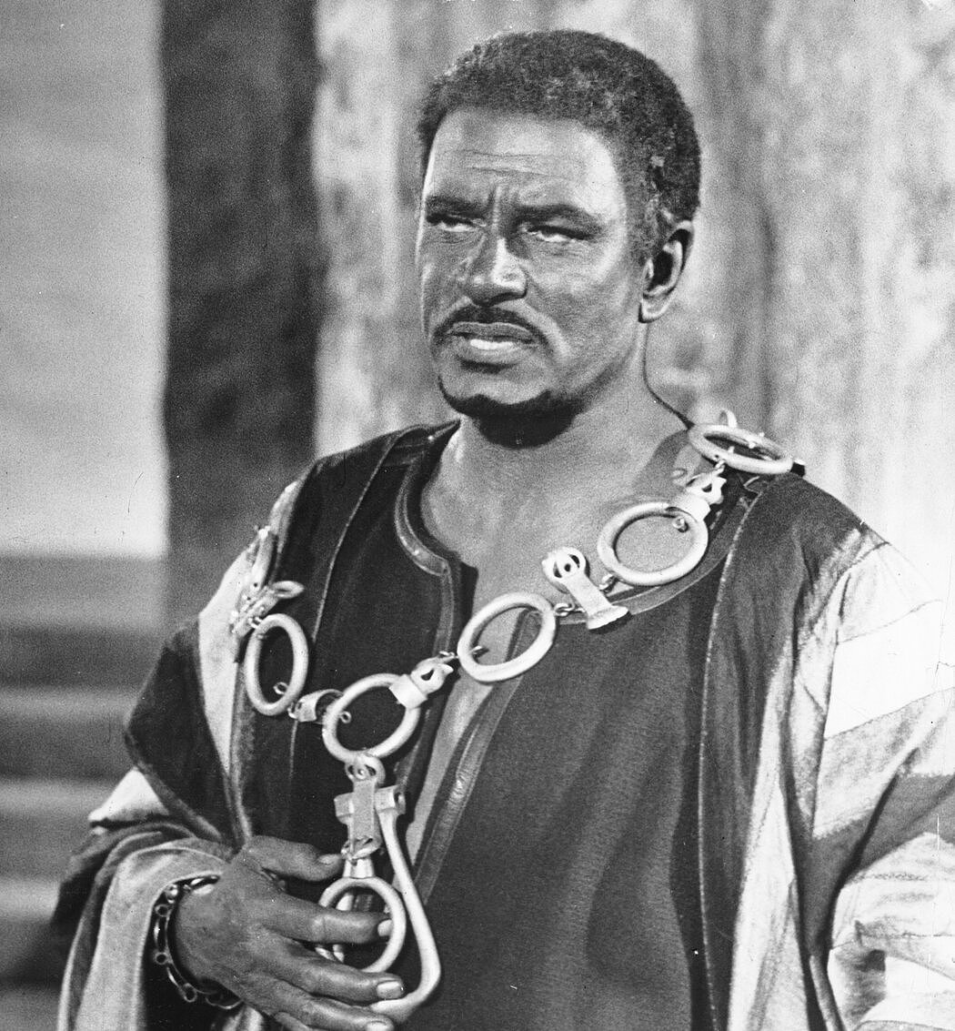 奥利维尔1965年主演的《奥赛罗》刚上映不久就颇具争议，影评人博斯利·克劳瑟在《纽约时报》上对奥利维尔“涂黑脸演奥赛罗”表示了惊愕。