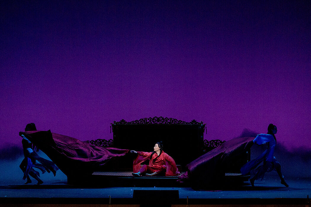 盛宗亮的作品包括他2016年根据中国18世纪文学经典《红楼梦》创作的一部受到好评的歌剧。图为旧金山歌剧院2016年上演这部歌剧的剧照。