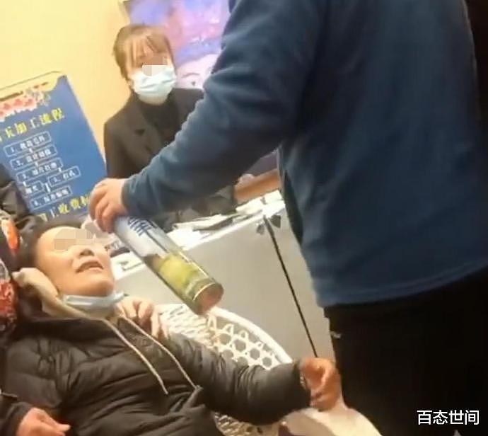 中国大妈没买玉器，被导游骂得全身发抖喘不上气，工作人员紧急拿氧气给大妈吸氧，现场的人全吓坏（组图） - 2