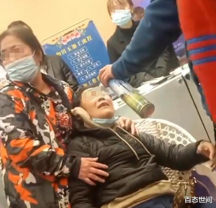 中国大妈没买玉器，被导游骂得全身发抖喘不上气，工作人员紧急拿氧气给大妈吸氧，现场的人全吓坏（组图） - 3