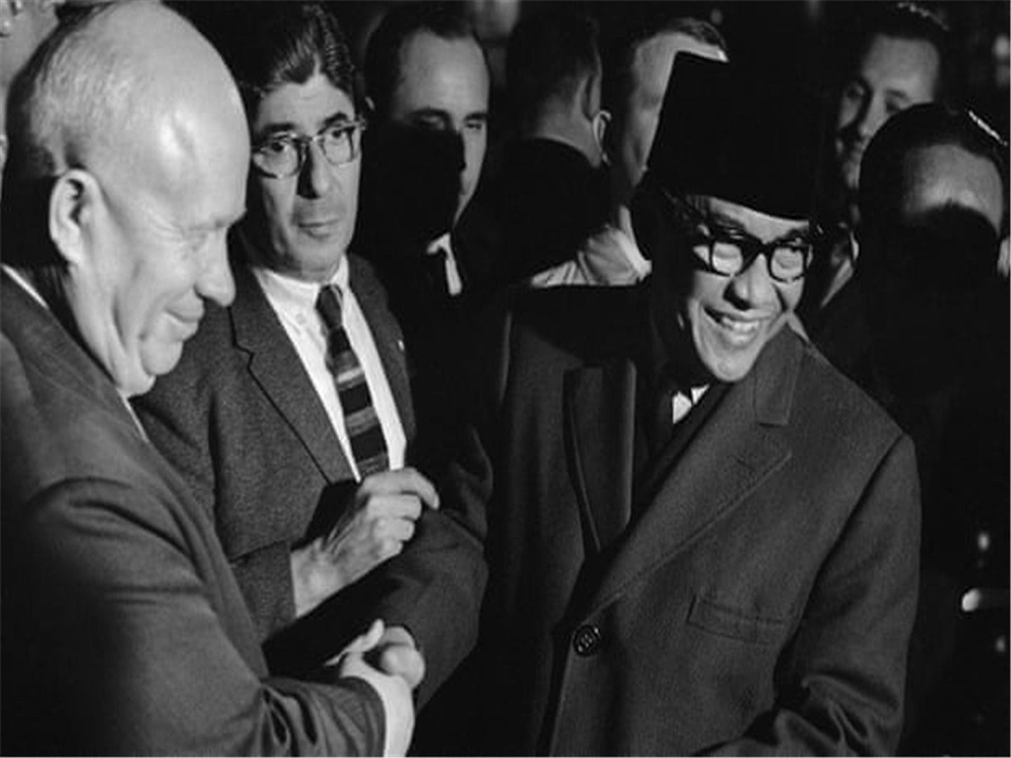 1960年，印尼总统苏加诺（Bung Sukarno，右）和苏联总理赫鲁晓夫（Nikita Khrushchev，左一）握手。（AP）