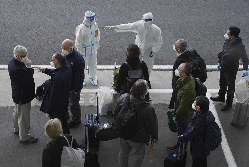 WHO日前宣布组建新的团队前往中国武汉市，进行第二次新冠病毒素员调查；但团队成员中有七人曾参加第一次调查，被指可能先入为主。图为参与第一次调查的专家今年1月14日抵达武汉机场。（美联社）