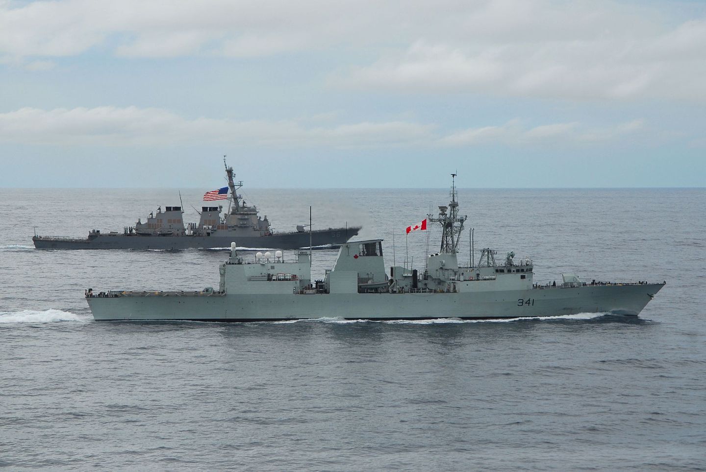 2021年10月17日，中国智库“南海战略态势感知”发布消息，美国海军第七舰队证实美加军舰联合穿越台湾海峡。（微博@南海战略态势感知）