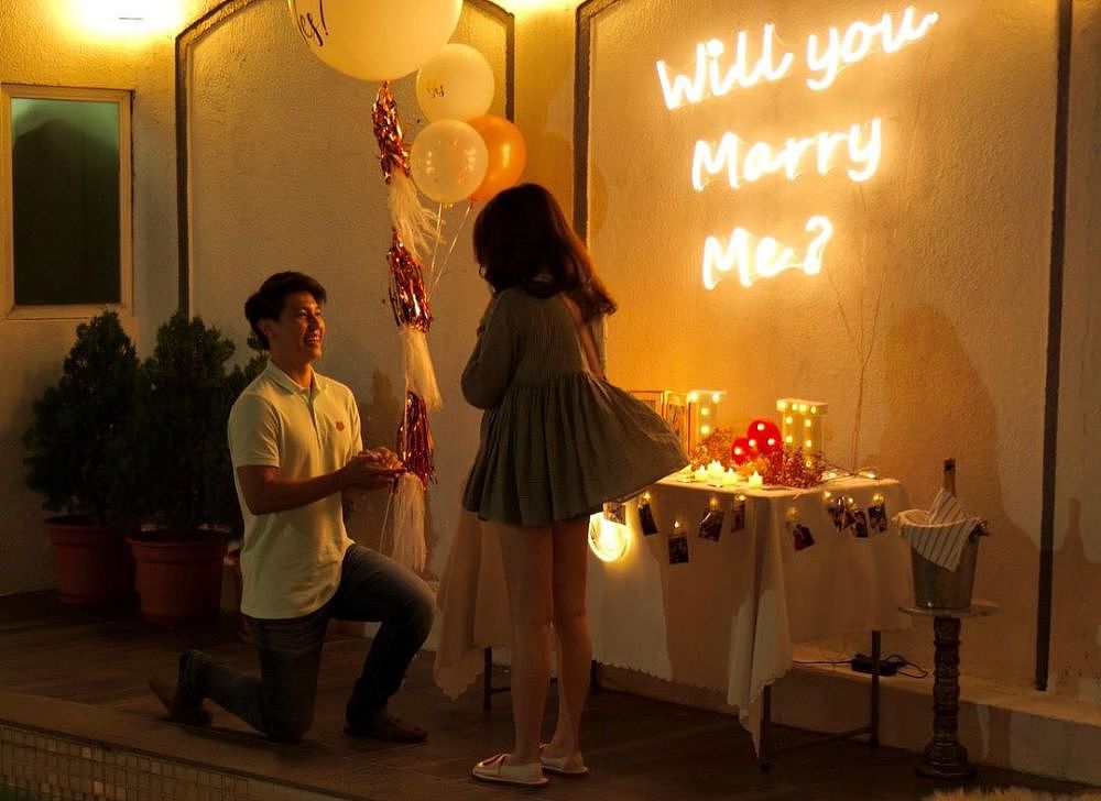 许绍雄宣布女儿订婚，24岁爱女被男友跪地求婚，手上的钻戒太耀眼（组图） - 2
