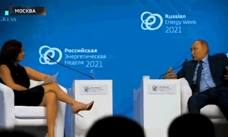 美国主持人采访普京时施“美人计”，不断伸出长腿，遭俄媒痛批（组图） - 2