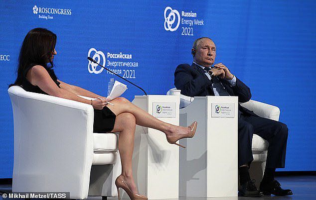 美国主持人采访普京时施“美人计”，不断伸出长腿，遭俄媒痛批（组图） - 3