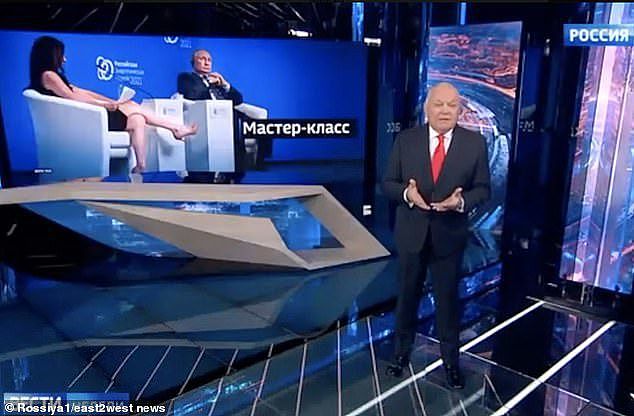 美国主持人采访普京时施“美人计”，不断伸出长腿，遭俄媒痛批（组图） - 4
