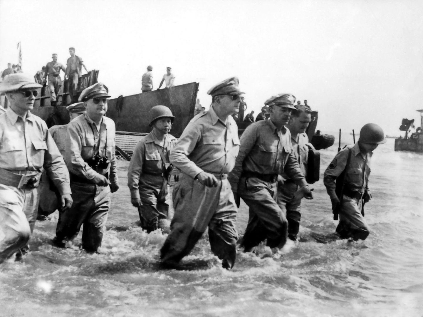 在菲律宾，麦克阿瑟仓皇搭乘潜艇逃走后，1944年尚可以在莱特岛特地涉水登陆重返菲律宾，朝鲜就没有这样的机会了。（维基百科公有领域）