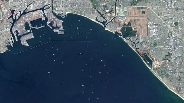 显示集装箱船在洛杉矶港外等候的卫星图像