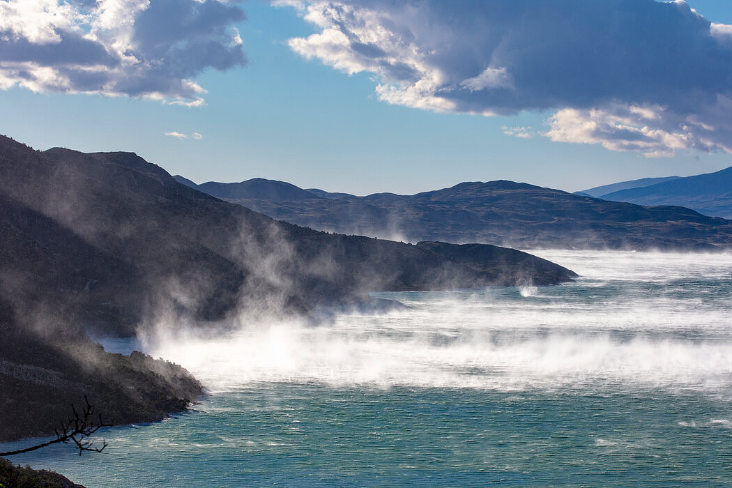 百内国家公园面积约700平方英里，坐落着一系列景色令人叹为观止的冰川、湖泊和山脉。照片中的湖水看起来很平静，就在一天前，这里的滔天巨浪还让人无法离去。