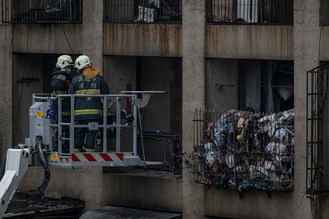 失火大楼的低层和楼梯间堆积了大量垃圾，消防官员说，这些安全隐患加速了火势的蔓延，阻碍了救援工作。