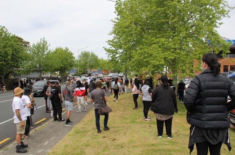 新西兰命运会领导人Brian Tamaki参加周六抗议活动遭警方拘留，追随者们聚集警局外声援抗议（组图） - 3