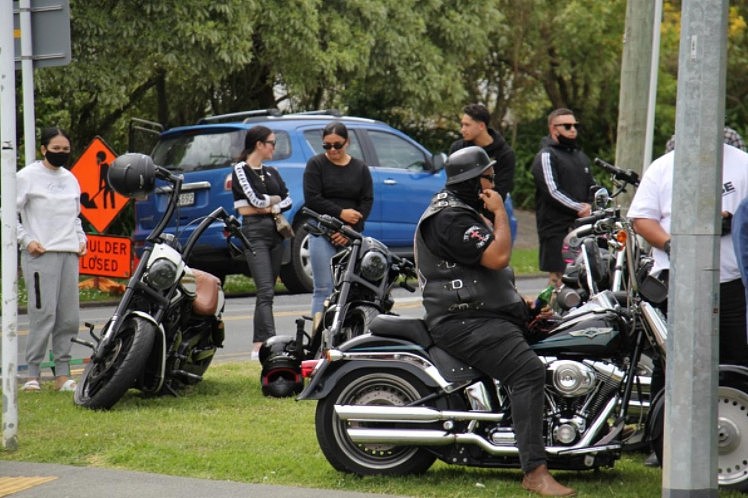 新西兰命运会领导人Brian Tamaki参加周六抗议活动遭警方拘留，追随者们聚集警局外声援抗议（组图） - 4