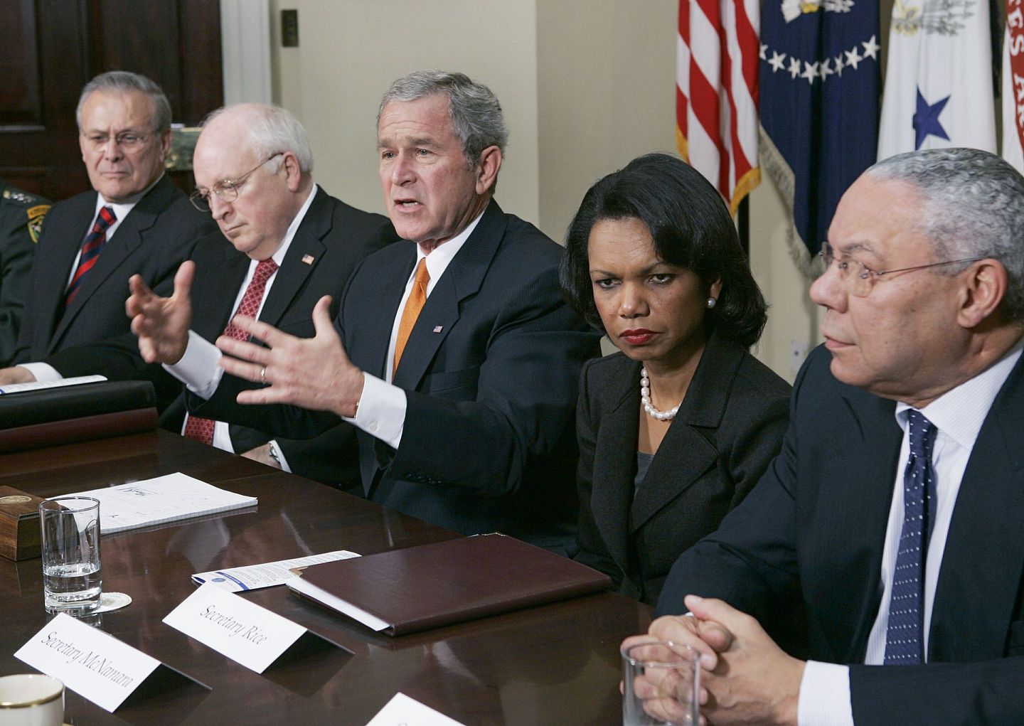 2006年1月5日，时任美国总统小布什在白宫罗斯福厅会见现任和前任国务卿和国防部长。右一为鲍威尔。（AP）