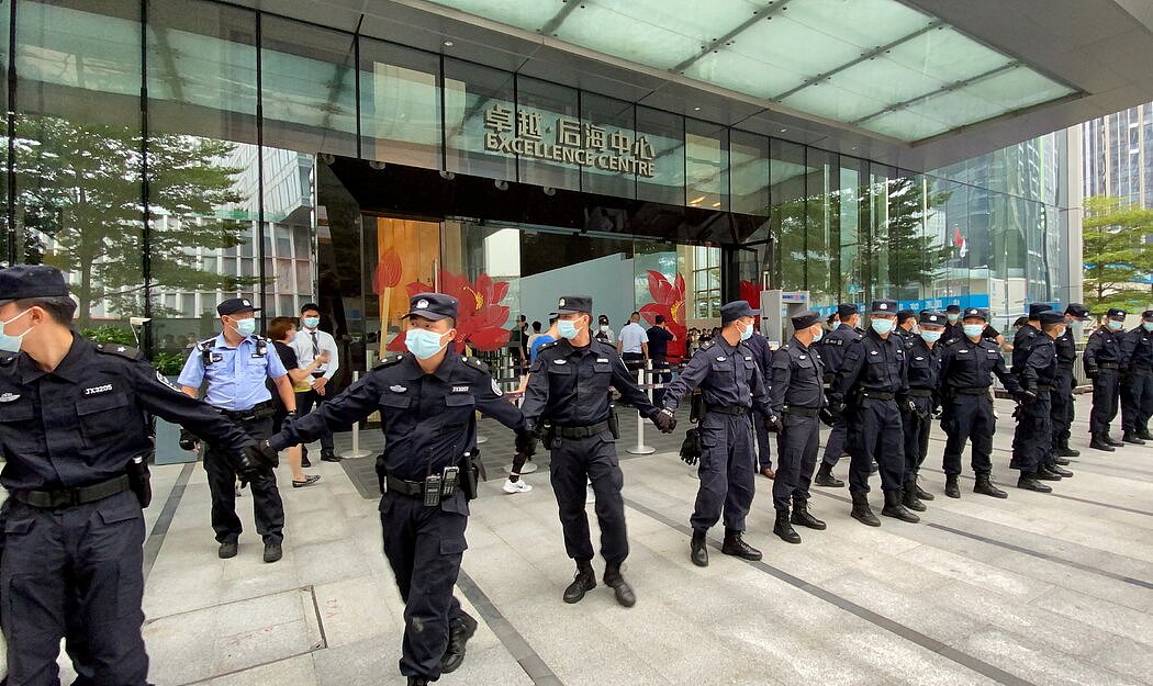 9月，深圳，恒大总部执勤的保安，当时人们聚集在该处要求兑付贷款和理财产品。