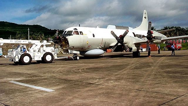 美国洛希德马丁公司人员在海南陵水机场拆解美军EP-3E侦察机（18/6/2001）
