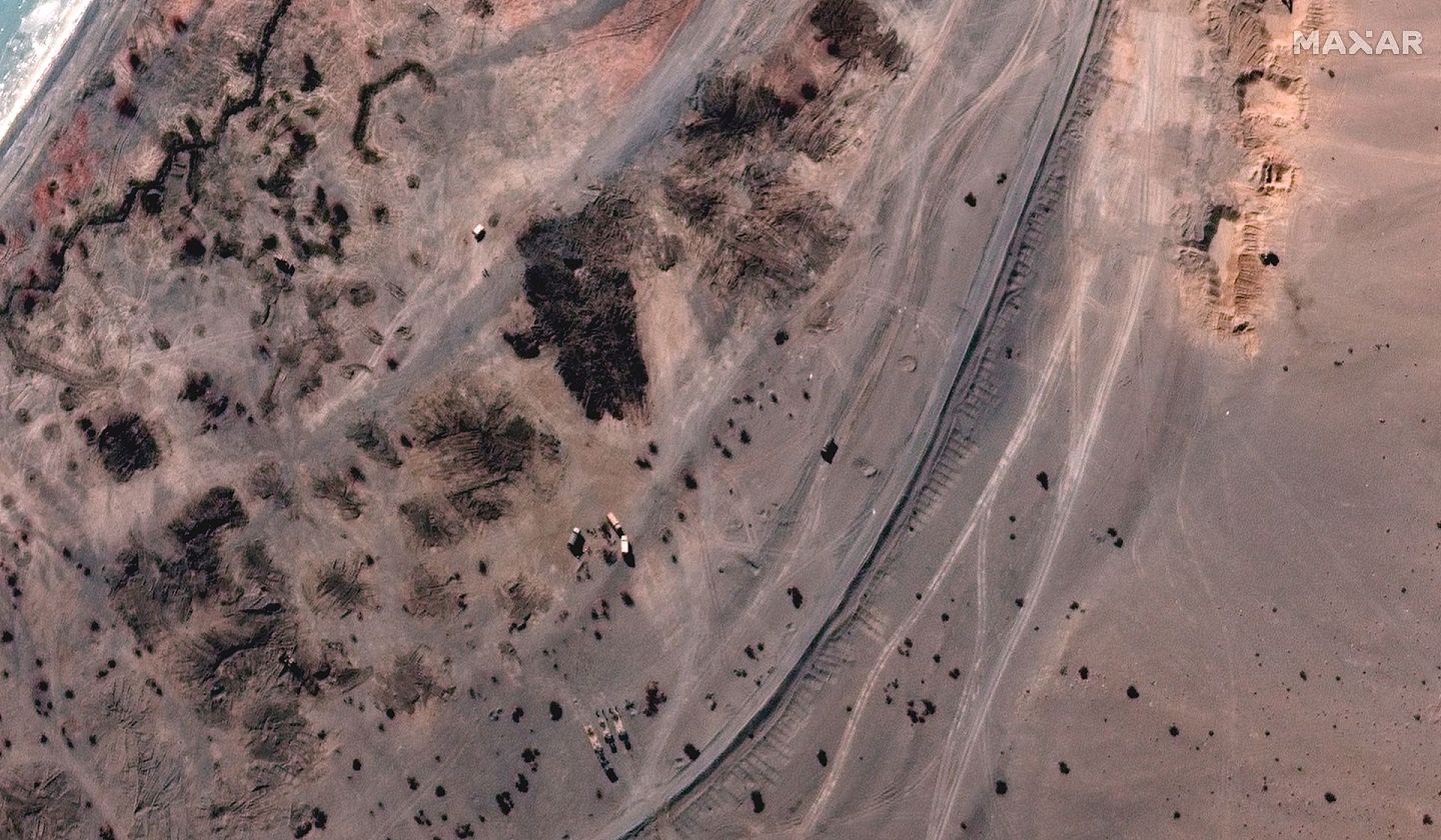 2021年2月17日，美国卫星图像公司Maxar提供的中印军队撤离班公湖地区照片。（AP）