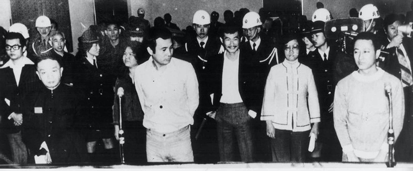 1980年3月18日，面对军事法庭的美丽岛政团核心。左起张俊宏、黄信介、陈菊、姚嘉文、施明德、吕秀莲、林弘宣。（图源：新台湾研究文教基金会）