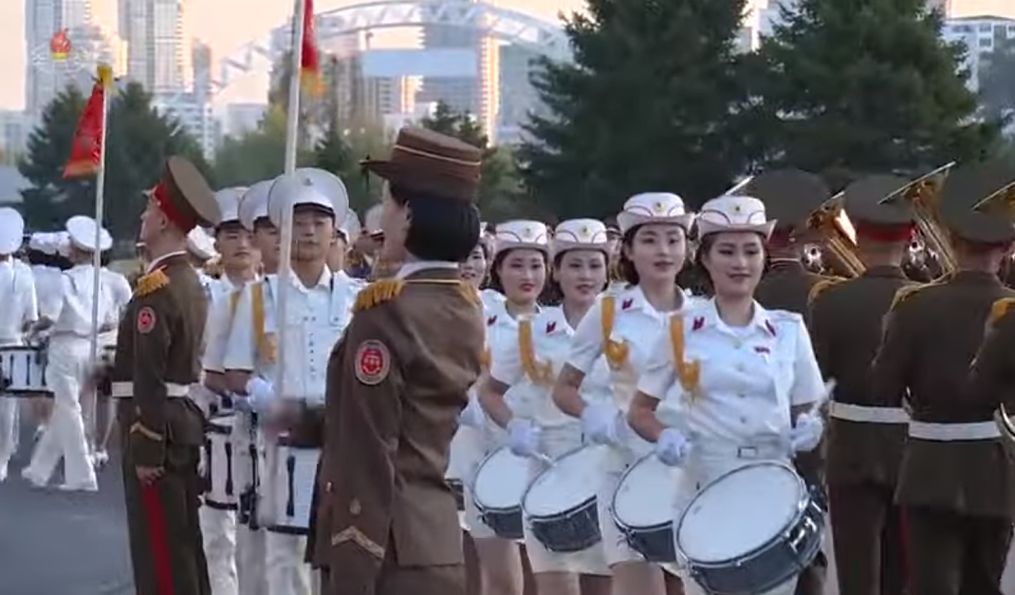 2021年10月12日，朝鲜军方乐队在国防发展展览会现场进行表演。（朝鲜中央电视台视频截图）