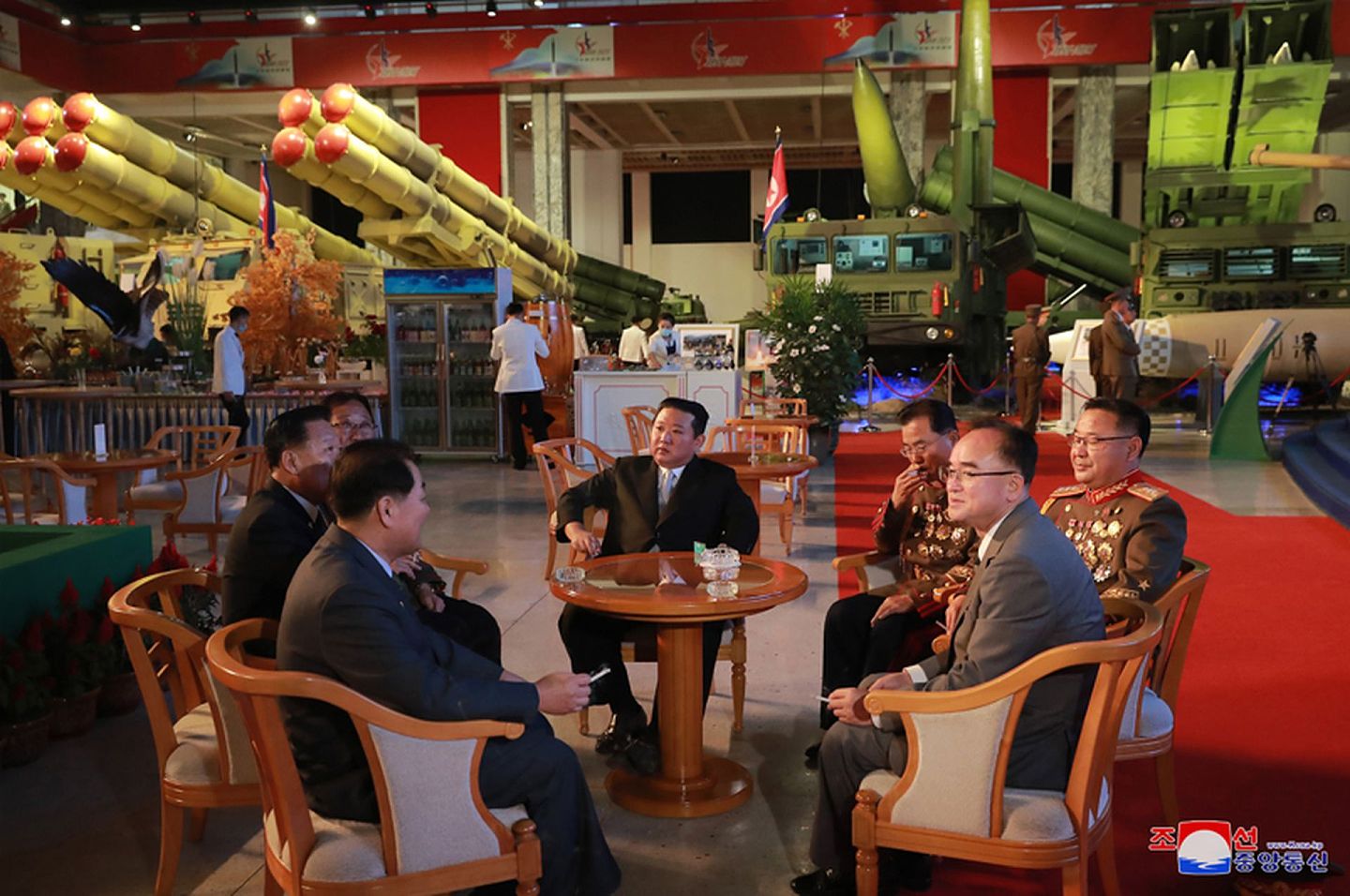 2021年10月12日，朝鲜官方公开金正恩与官员集体吸烟照片。（朝中社）