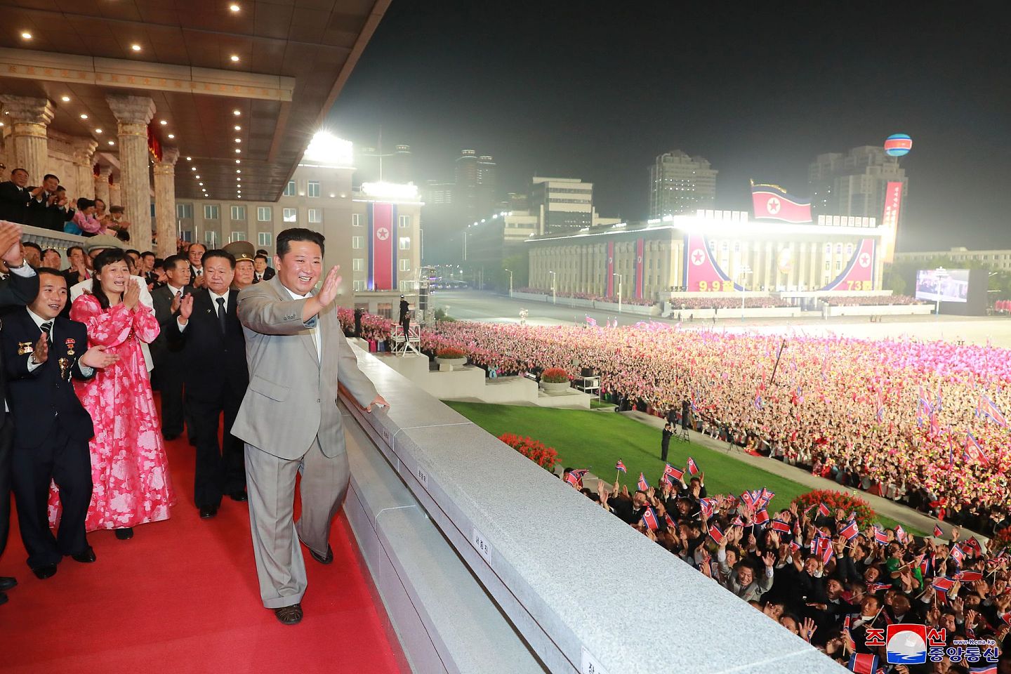 9月9日，朝鲜庆祝建国73周年，朝鲜领袖金正恩站在阅兵检阅台，与其他官员一同出席阅兵式。（Reuters）