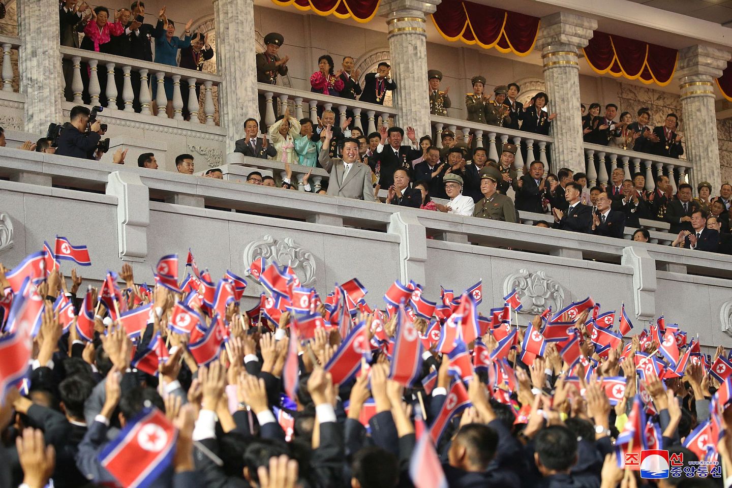 9月9日，朝鲜庆祝建国73周年，朝鲜领袖金正恩站在阅兵检阅台，看台下的观众热烈欢迎他进场。（Reuters）