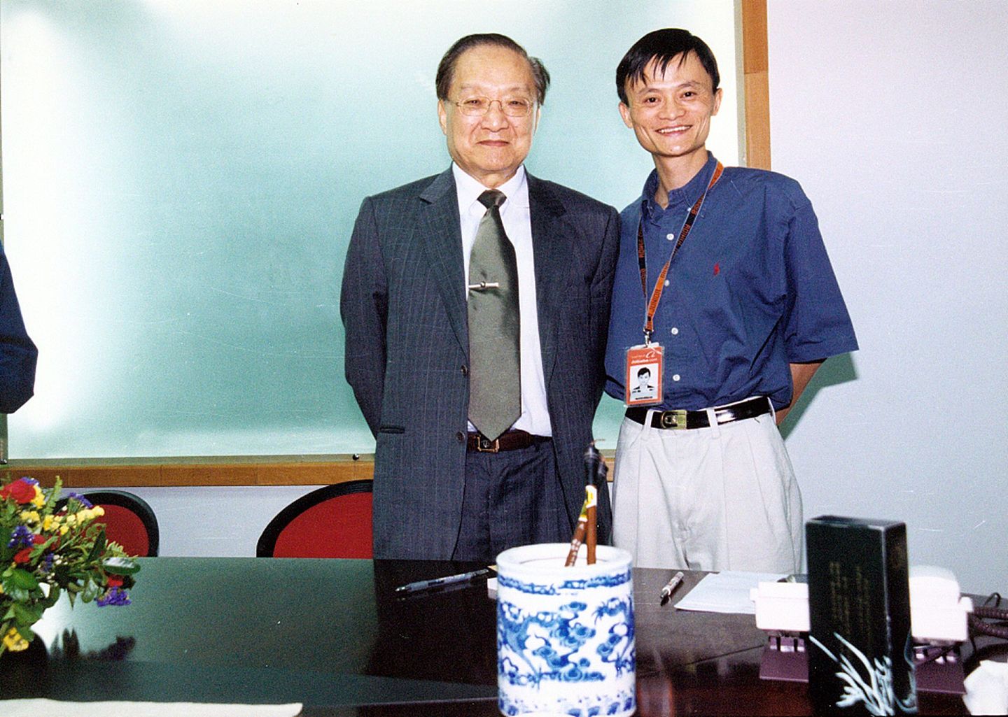 2000年9月，马云和金庸。（视觉中国）