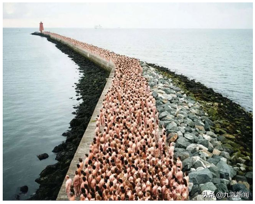 300人在死海边拍群体裸照 身涂彩绘 用行为艺术呼吁关注死海困境