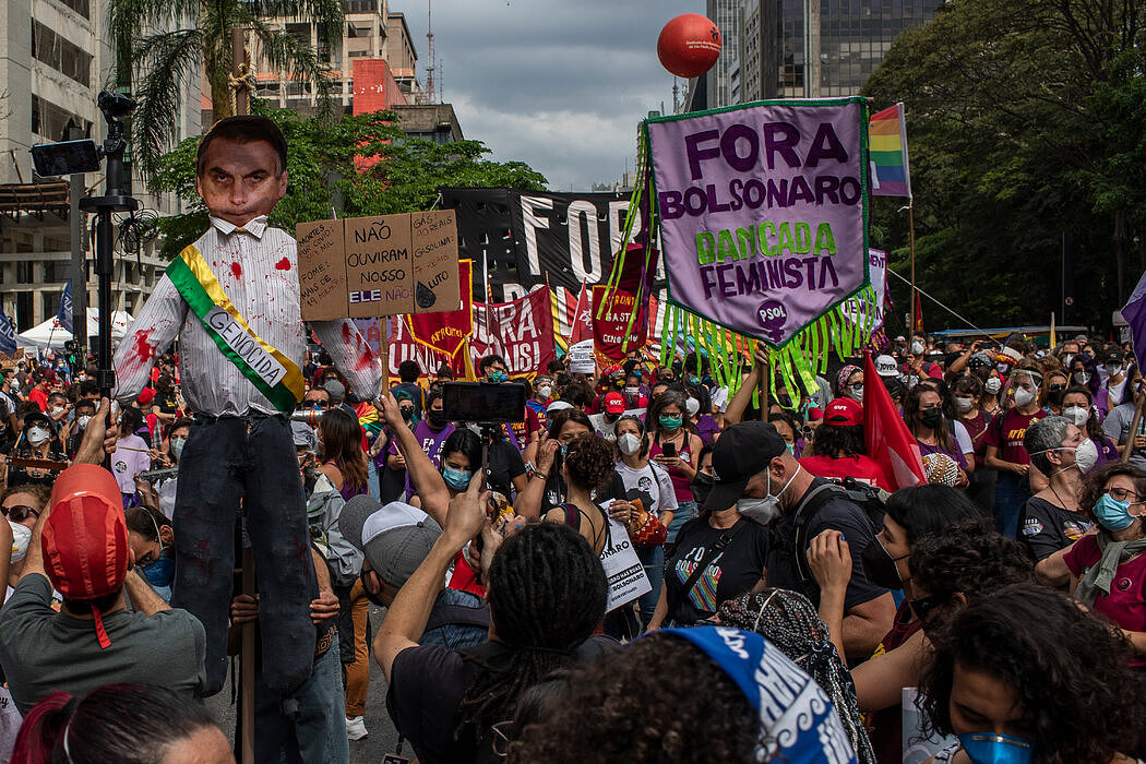博尔索纳罗的政治对手路易斯·伊纳西奥·卢拉·达席尔瓦的支持者在本月的一次抗议活动中。