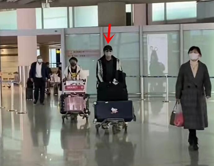 58岁罗嘉良久违回北京，直言很激动想哭，与妻子在机场相拥太甜蜜（组图） - 2