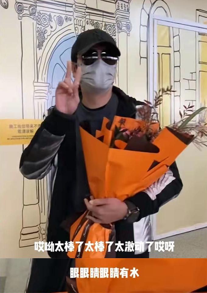 58岁罗嘉良久违回北京，直言很激动想哭，与妻子在机场相拥太甜蜜（组图） - 6
