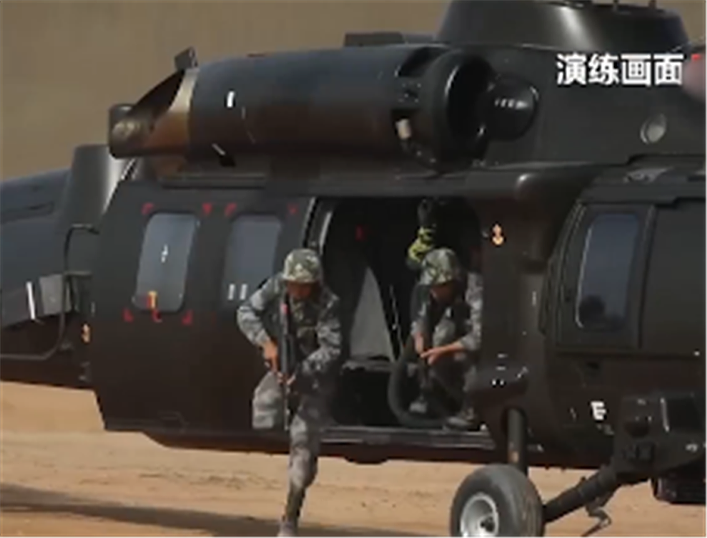 中国军队现役的武装直升机已形成有战斗力的高低搭配体系。（微博@小央视频）