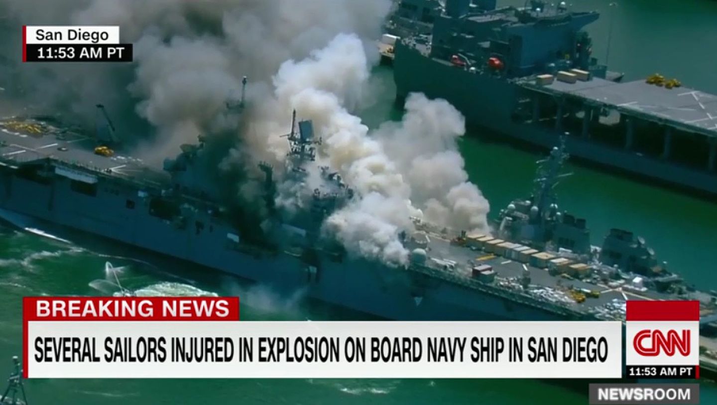 “好人理查德”号两栖攻击舰在圣迭戈海军基地爆炸起火后，至少18名舰上人员被转送到医院进行治疗。（CNN网站截图）