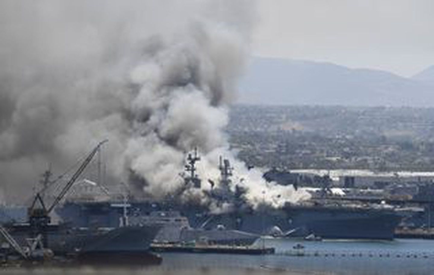 2020年7月12日上午9时左右，“好人理查德”号在圣地亚哥港口进行维修时发生爆炸和火灾。（AP）