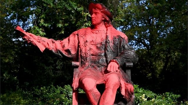 在伦敦的哥伦布雕像被人泼油漆