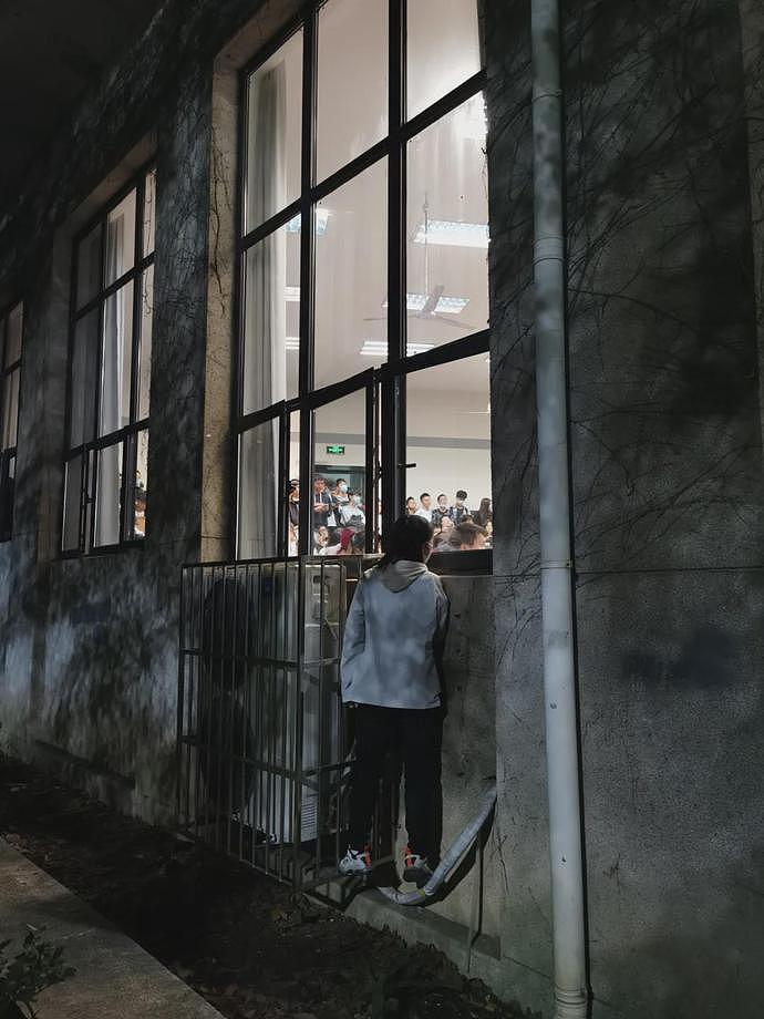 武汉大学“恋爱课”爆火，教师挤满人，有人爬窗听课（组图） - 3