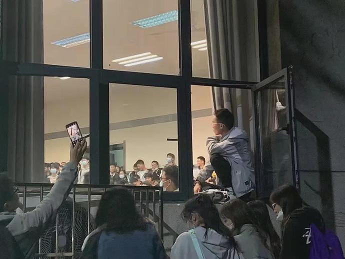 武汉大学“恋爱课”爆火，教师挤满人，有人爬窗听课（组图） - 2