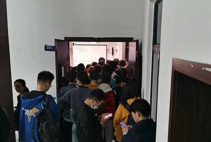 武汉大学“恋爱课”爆火，教师挤满人，有人爬窗听课（组图） - 4
