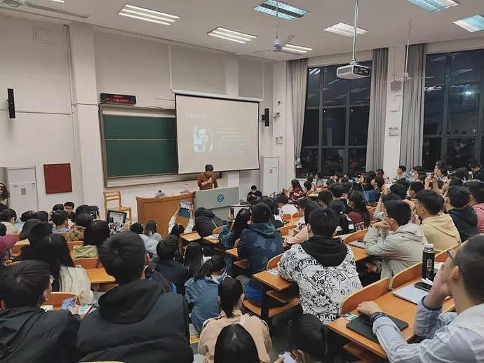 武汉大学“恋爱课”爆火，教师挤满人，有人爬窗听课（组图） - 12