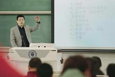 武汉大学“恋爱课”爆火，教师挤满人，有人爬窗听课（组图） - 18