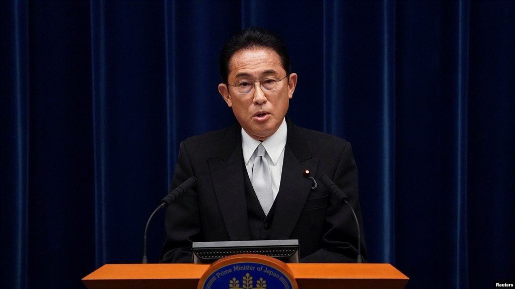 日本新首相岸田文雄在首相官邸对媒体发表评论（路透社2021年10月4日）