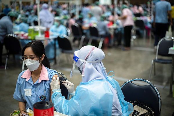 ▲▼ 泰国疫情／曼谷高中生接种新冠疫苗。 （图／路透）